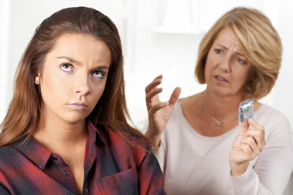 Mãe Conversando Com Filha Adolescente Sobre Contracepção — Fotografia de Stock