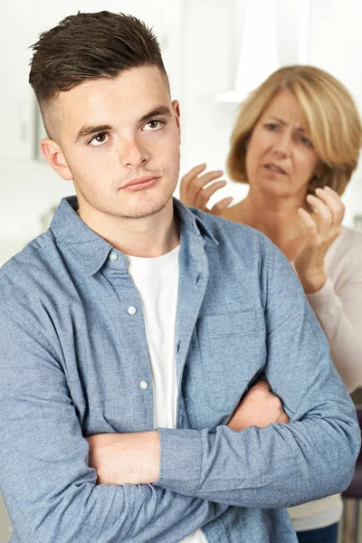 Mère Argumentant Avec Fils Adolescent Maison — Photo