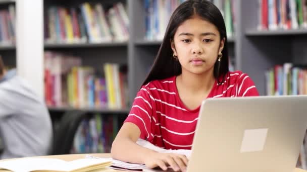 Vrouwelijke Middelbare School Student Werkt Laptop Bibliotheek — Stockvideo