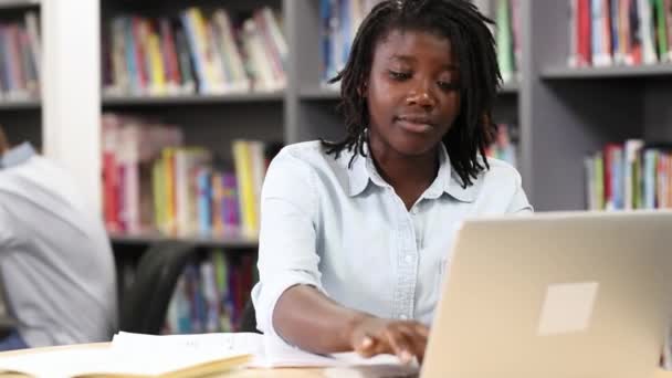 Étudiante Secondaire Travaillant Ordinateur Portable Dans Bibliothèque — Video