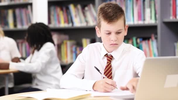 Male Middelbare School Student Dragen Van Uniform Werken Laptop Bibliotheek — Stockvideo