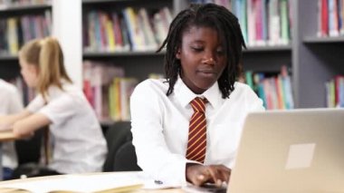 Bayan lise öğrenci üniforma çalışma laptop Kitaplığı'nda