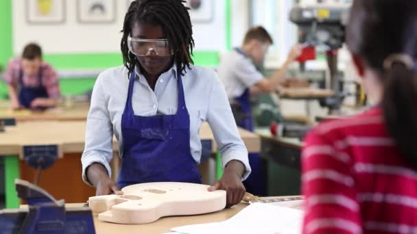 Guitare Bâtiment Étudiant Lycée Femelle Leçon Menuiserie — Video