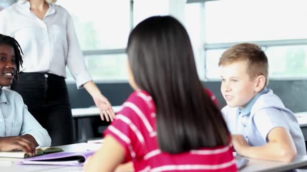 Grupo Estudiantes Secundaria Con Profesora Que Trabaja Escritorio — Vídeos de Stock