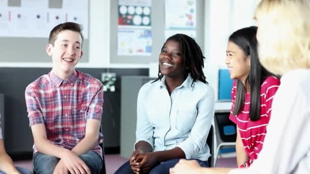 Gruppo Studenti Delle Scuole Superiori Che Hanno Una Discussione Informale — Video Stock