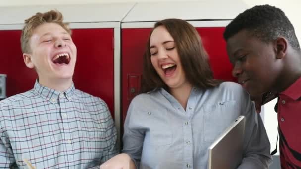 Tiro Mão Estudantes Ensino Médio Conversando Com Amigos Corredor — Vídeo de Stock