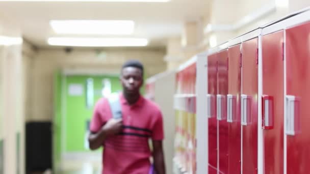 Retrato Del Estudiante Masculino Secundaria Caminando Por Corredor Sonriendo Cámara — Vídeo de stock
