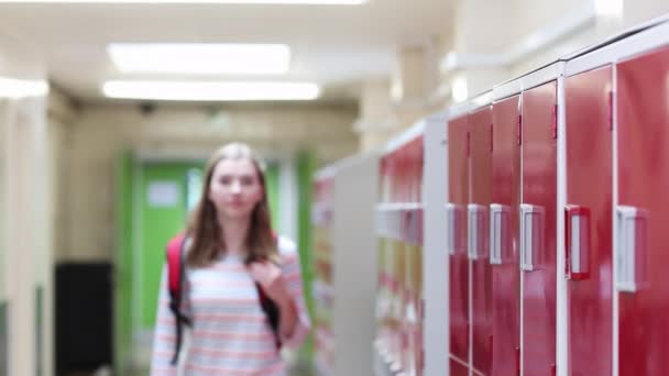 Porträt Einer Gymnasiastin Die Durch Den Flur Geht Und Die — Stockvideo