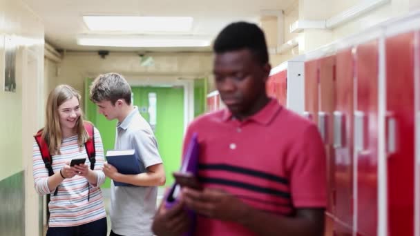 Estudiante Masculino Secundaria Acosado Por Mensaje Texto Corredor — Vídeo de stock