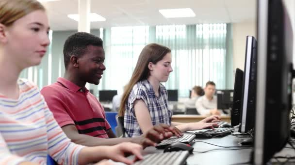 Grupo Estudantes Ensino Médio Que Trabalham Juntos Aula Informática — Vídeo de Stock