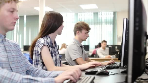 Grupo Estudantes Ensino Médio Que Trabalham Juntos Aula Informática — Vídeo de Stock