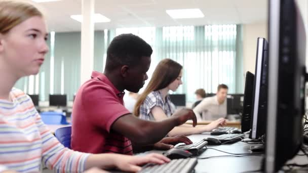 Učitel Pomáhá Muž Středoškolský Student Pracující Počítačové Učebně — Stock video