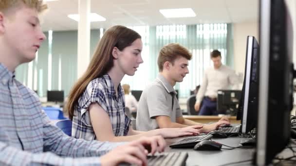 Enseignant Aidant Une Étudiante Secondaire Travaillant Dans Une Classe Informatique — Video