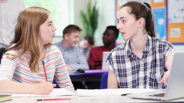 Öğretmen Sınıfta Dizüstü Çalışan Iki Bayan Lise Öğrencileri Ile — Stok video