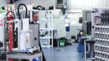 İşletme sahibi kamera doğru yürüyüş fabrikasında portresi hareket yavaş