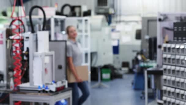 Portrait Ralenti Femme Ingénieur Dans Usine Marchant Vers Caméra — Video