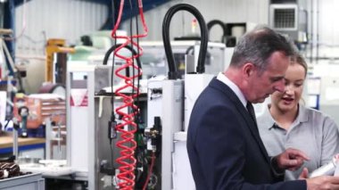 İşletme sahibi bileşeni mühendislik ekibi ile tartışırken fabrikasında