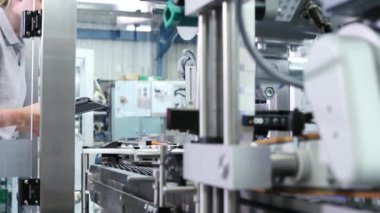 Dijital Tablet fabrikasında otomatik makine kontrol ile kadın mühendis