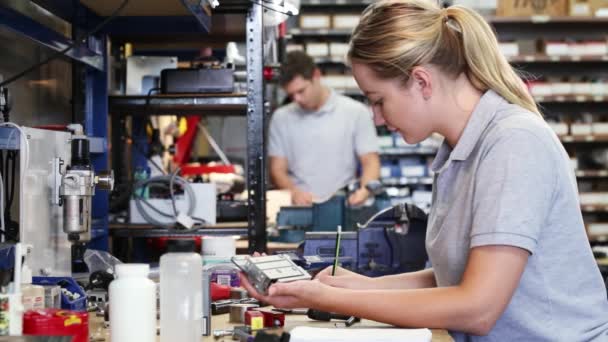 Vrouwelijke Ingenieur Fabriek Component Bij Werk Bank Met Behulp Van — Stockvideo