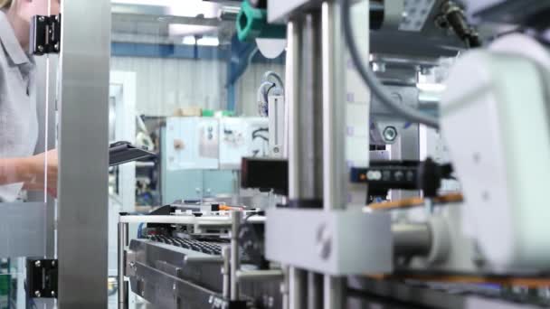 Ingénieur Féminin Avec Contrôle Numérique Tablette Machine Automatisée Dans Usine — Video