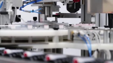 Üstleri kapsayıcılara montaj için otomatik makine yakın çekim