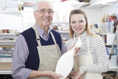 Sınıf seramik vazoda bakarak öğretmen ile üst düzey adam portresi