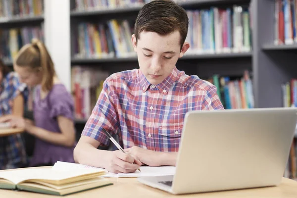 Student Liceu Sex Masculin Care Lucrează Laptop Bibliotecă — Fotografie, imagine de stoc