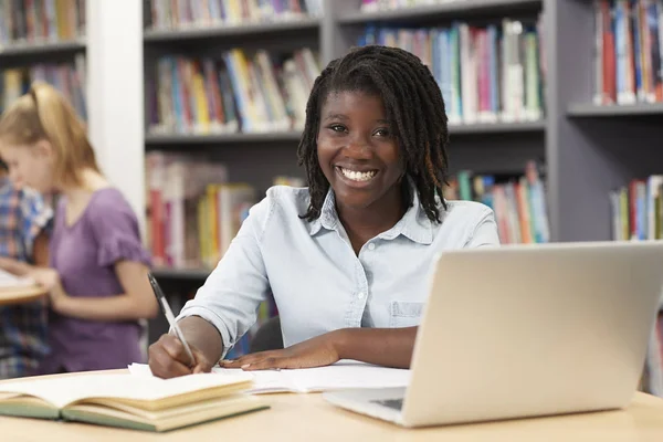 Retrato Estudiante Secundaria Femenina Trabajando Ordenador Portátil Biblioteca — Foto de Stock