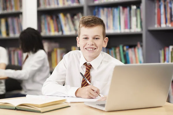 Retrato Estudante Ensino Médio Masculino Vestindo Uniforme Trabalhando Laptop Biblioteca — Fotografia de Stock