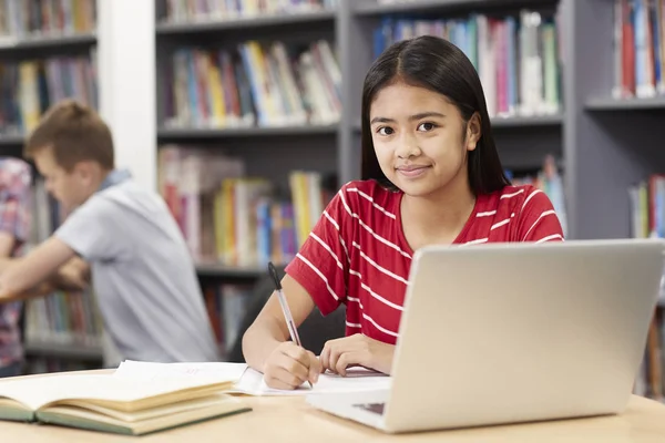 Retrato Estudante Ensino Médio Feminino Trabalhando Laptop Biblioteca — Fotografia de Stock