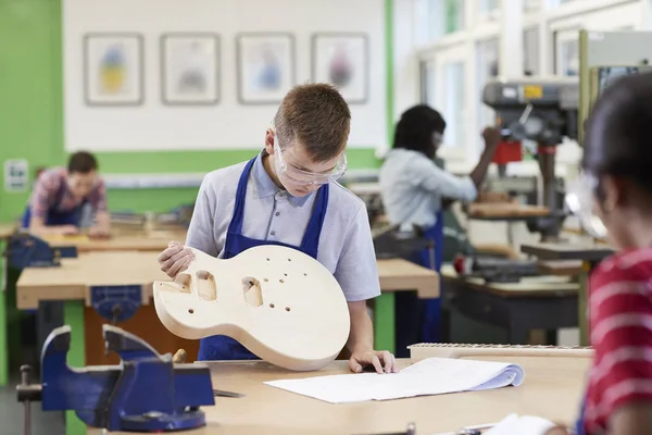 Ahşap Derste Erkek Yüksek Okul Öğrenci Binası Gitar — Stok fotoğraf