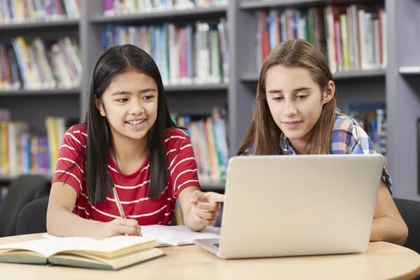 Två Kvinnliga Gymnasieelever Arbetar Laptop Biblioteket — Stockfoto