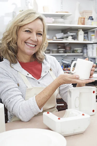 Portret Van Een Volwassen Vrouw Aardewerk Studio Gieten Mok — Stockfoto