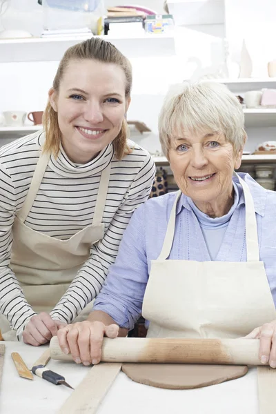 Portrait Senior Woman Rolling Out Clay Teacher Pottery Class — Stock Photo, Image