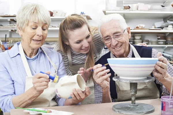 Senior Couple Teacher Pottery Class — Stock Photo, Image