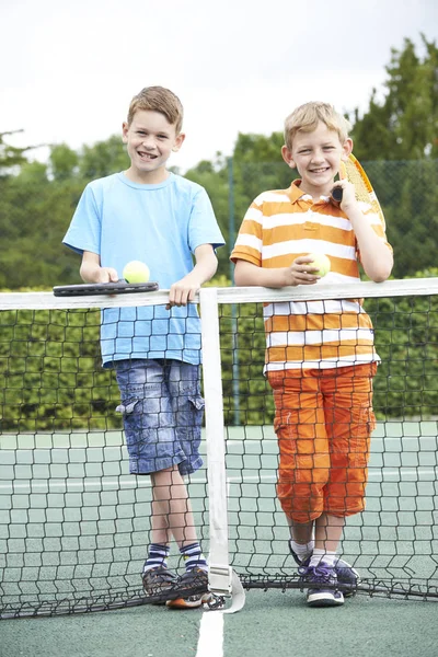 Portret Dwóch Chłopców Grać Tenisa Razem — Zdjęcie stockowe