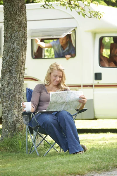 女性の休暇で外のモバイル ホームをリラックス — ストック写真