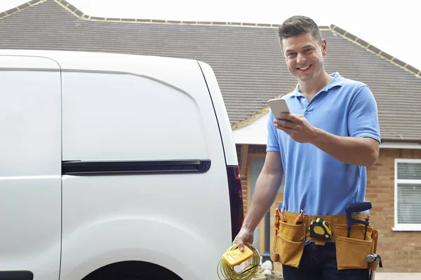 Porträtt Elektriker Kontrollera Meddelandet Mobiltelefon — Stockfoto