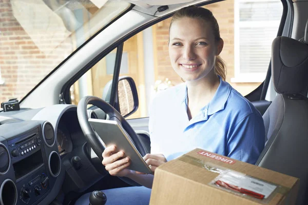 Portrait Courrier Féminin Dans Fourgon Avec Tablette Numérique Livrant Paquet — Photo