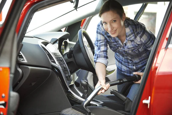 Retrato Mulher Limpeza Interior Carro Usando Aspirador — Fotografia de Stock