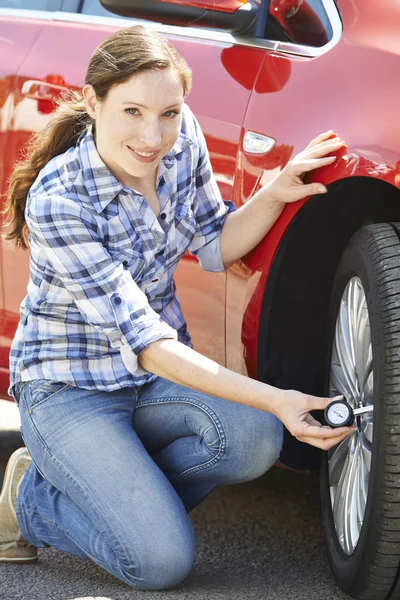 Retrato Mujer Revisando Presión Del Neumático Del Coche Usando Medidor — Foto de Stock