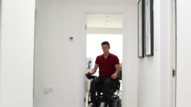 Motorlu hareketlilik Scooter evde kullanan adam portresi 
