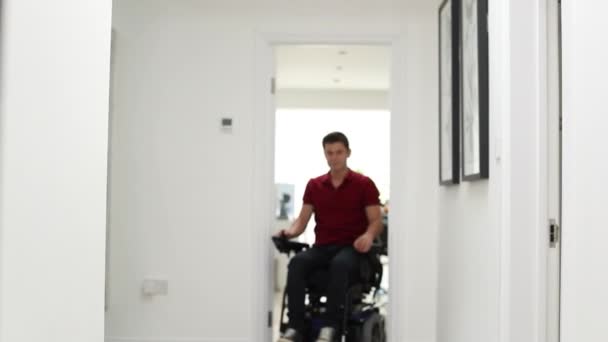 Porträtt Man Använder Motoriserade Mobility Scooter Hemma — Stockvideo