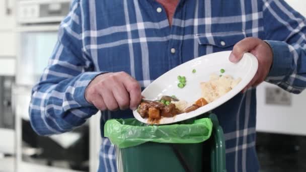 男子将食物剩菜扔进垃圾桶 — 图库视频影像