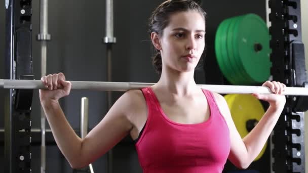 Slow Motion Sekvens Kvinna Gym Lyfta Vikter Bar — Stockvideo