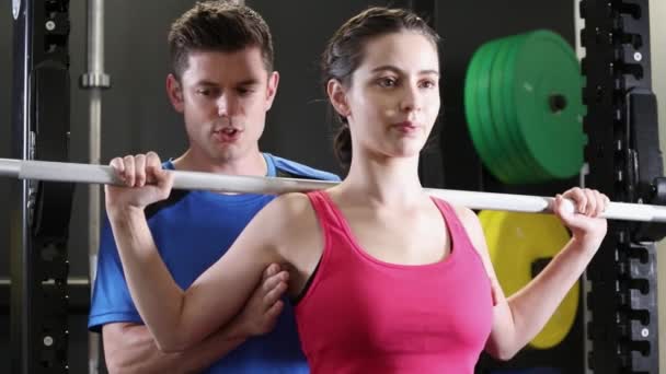 Vrouw Sportschool Tillen Gewichten Bar Aangemoedigd Door Personal Trainer — Stockvideo