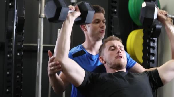 Mannen Gym Lyfta Hantlar Uppmuntrad Personlig Tränare — Stockvideo