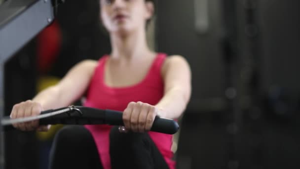 Séquence Mouvement Lent Femme Dans Gymnase Exerçant Sur Machine Ramer — Video