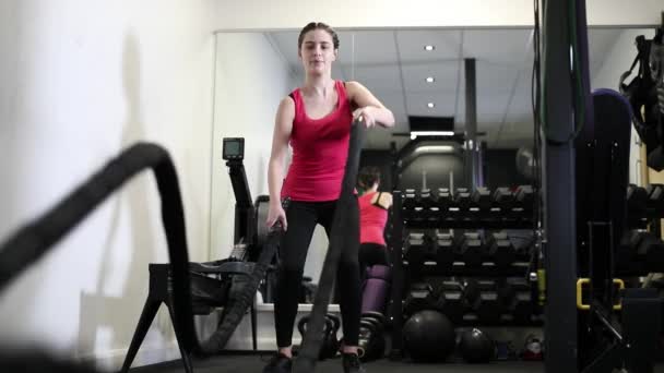 Secuencia Cámara Lenta Mujer Gimnasio Trabajando Con Cuerdas Batalla — Vídeo de stock