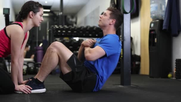 Man Gym Doing Sit Ups Encouraged Personal Trainer — Stock Video